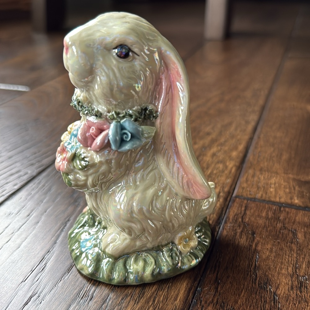 Vintage Set of 3 Pearlescent White Ceramic Bunny Figurines w/ Floral Wreaths - Picture 6 of 14